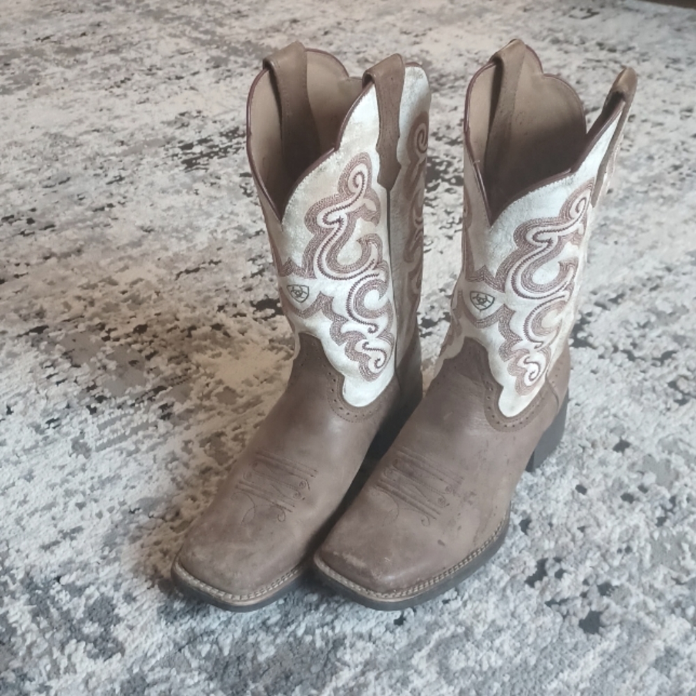 Ladies ariat boots